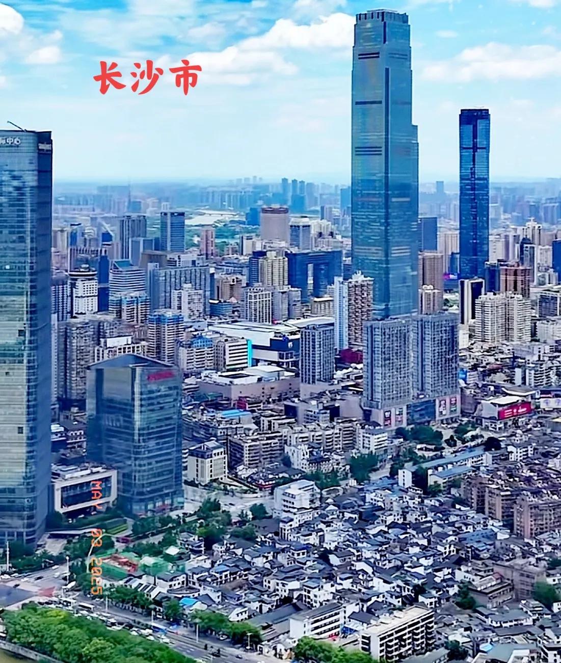 长沙城市，有的时候确实不经看，特别是长沙的主城区老城区一带，年代已久的老房子非常