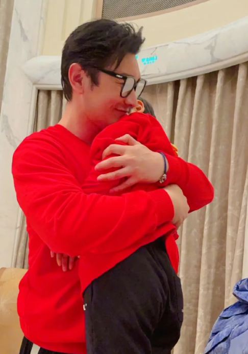 黄晓明在访谈中说起这事语气里全是骄傲：“儿子的陪伴比任何激励都管用，所有的累都