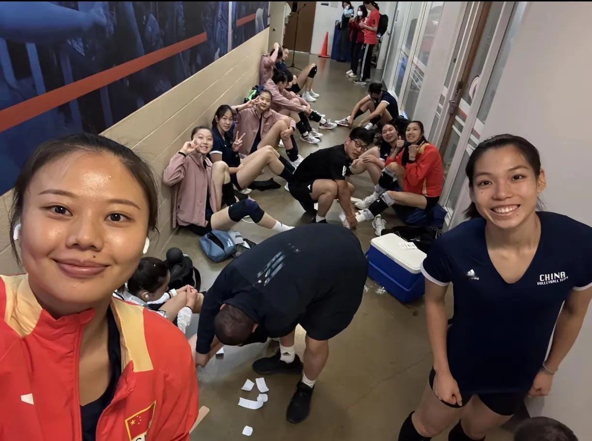 中国女排有棵树。女排队员们赛后做短暂的放松治疗时，排管中心主任赖亚文与队员们在一