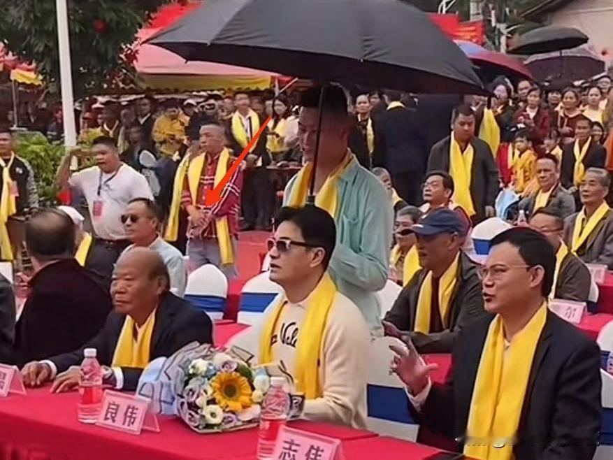 《上海滩》中饰演丁力而走红的男神吕良伟乘坐豪车劳斯莱斯幻影回老家广西祭祖！现场挤