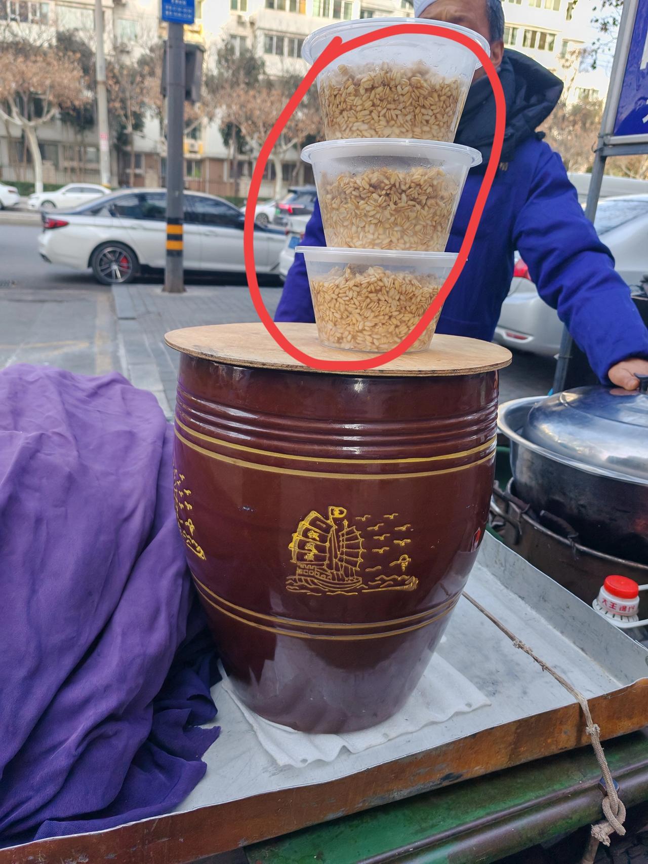 见了个稀奇玩意1月11日，坐标西安。中午我出去溜达，返回路上发现一个卖粽子的小