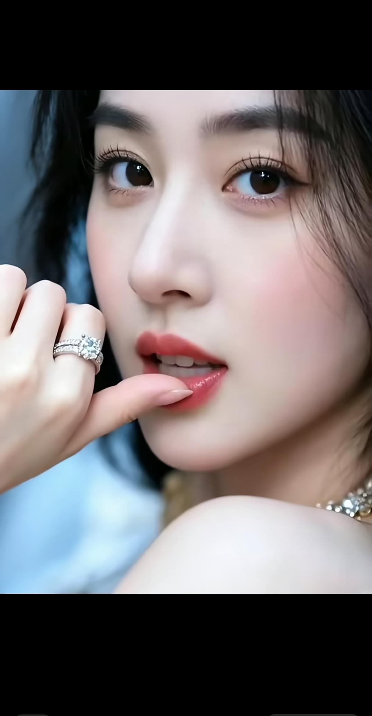优雅红唇，闪耀珠宝，尽显迷人魅力！💄✨💍分享一下你随手拍下的照片红唇美人照