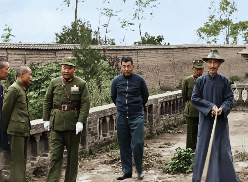 1936年，西安事变爆发前夕，蒋介石（右一，身着长袍马褂、手持拐杖，传统文人装束