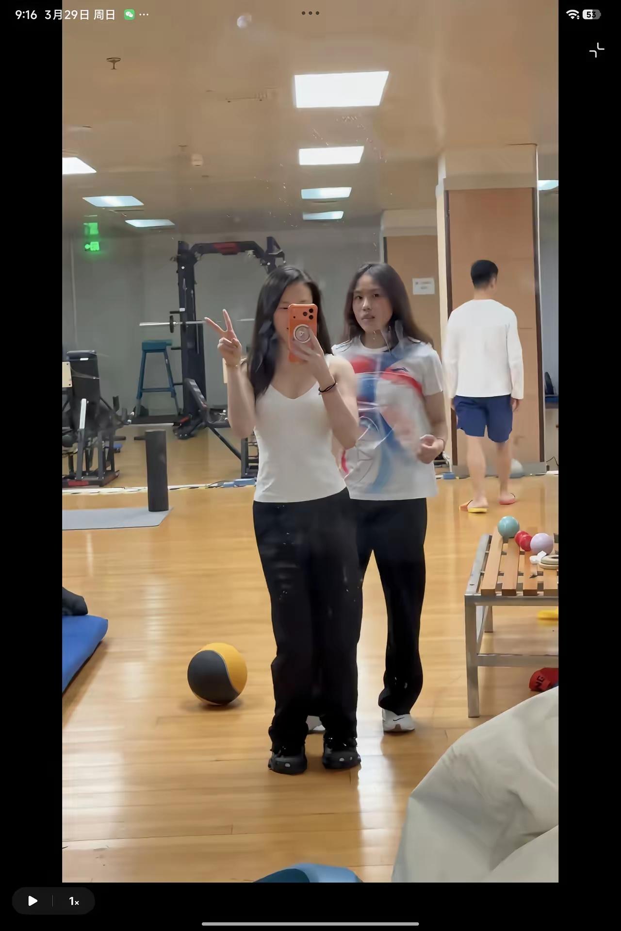 陈芋汐展现自律身形，身着运动背心与短裤，腰肢纤细无赘肉，尽显长期坚持的成果。她自