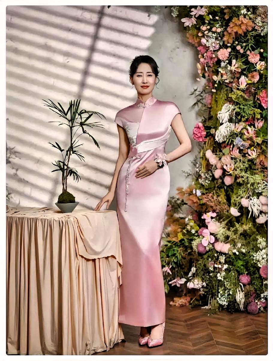 春晚舞台上一看就觉得刘敏涛不对劲，明明都50岁的人了，结过婚也生过娃，气质沉