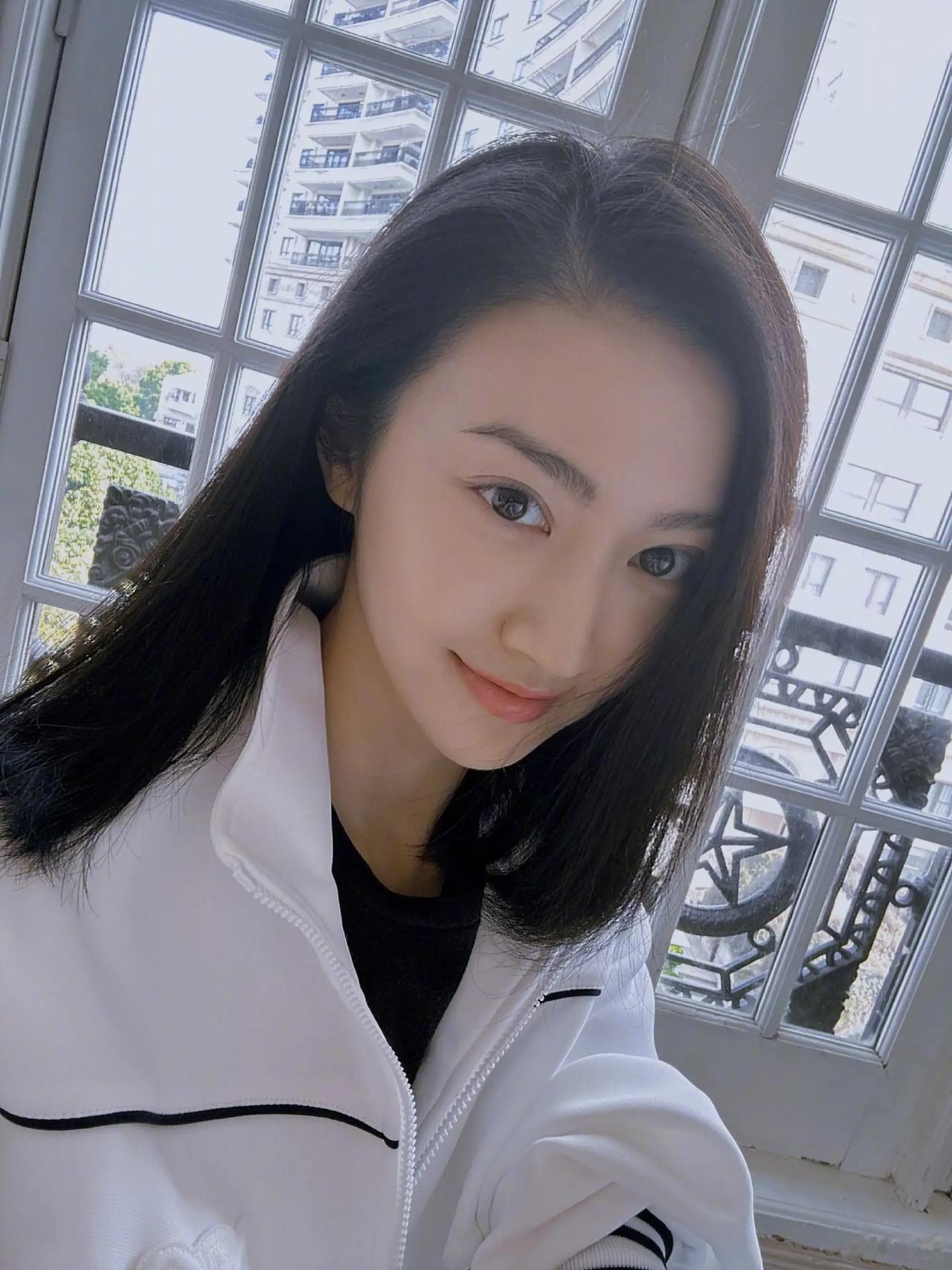 景甜真是漂亮又水灵，不得不说明星就是明星，这颜值真的抗打。