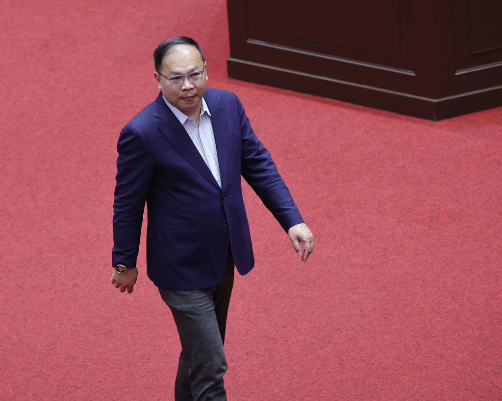 审预算靠神游？王义川提删1亿全场等他一人遭酸“开会一条虫”蓝营将党主席郑丽文
