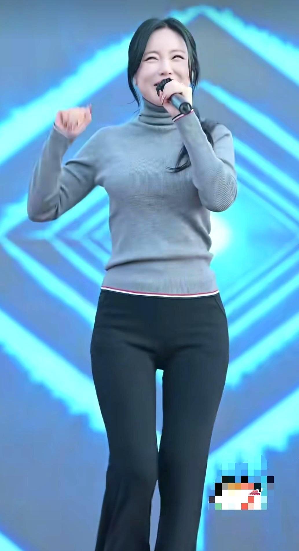 洪真英一条喇叭裤，直接让全网男人手滑点进来！她往台上一站，裤腿一甩，腰线收