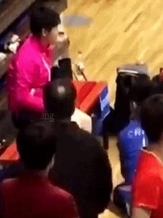 从小就懂圈地的王楚钦！这家伙领地意识很强啊，平时连队友的零食都要挨个检查保质