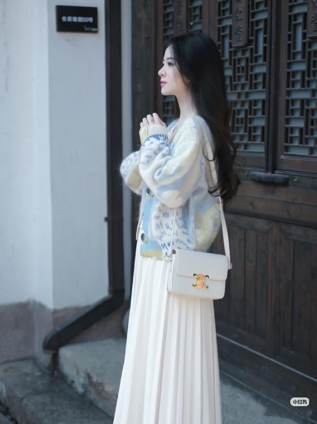 青石巷中，佳人倚门。