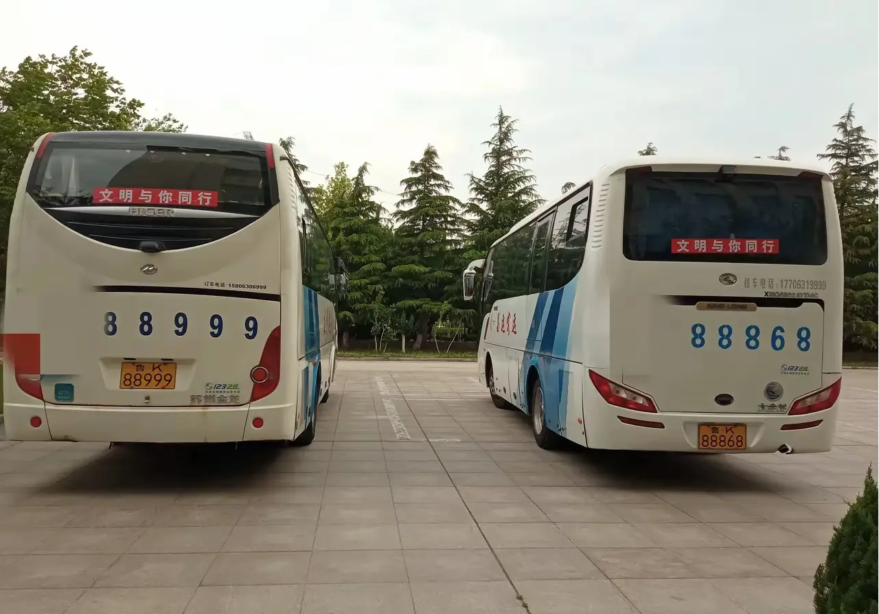今天去这个单位办事儿，停车场公车的车牌真是亮瞎眼，友友们请大胆猜测一下这是什么单