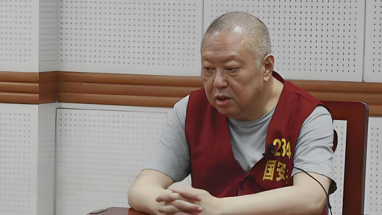 万万没想到，乱港分子黄之锋背后的金主竟然是一名“爱国”商人，打着爱国的名义，大肆