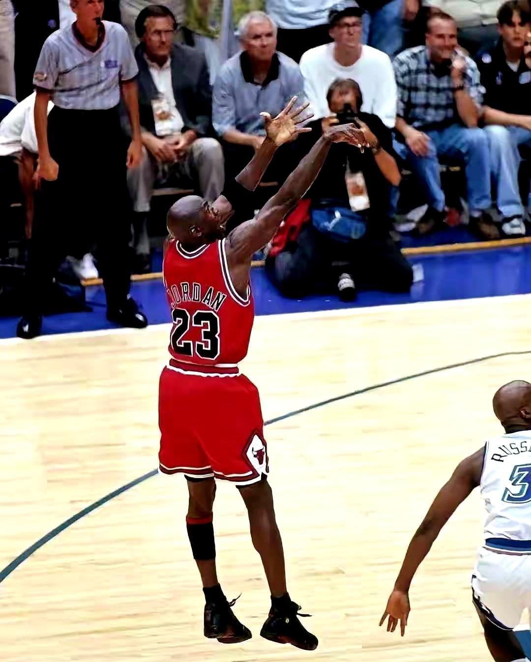 所有NBA球员，都应该把收入的10%分给乔丹。这话是张伯伦在97年说的。一