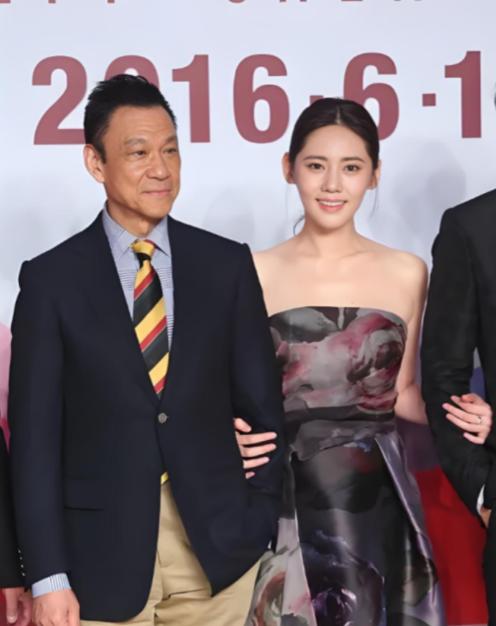 2011年，65岁的王学圻做出了一个震惊圈内外的决定，不顾结婚40年的发妻孙昌宁