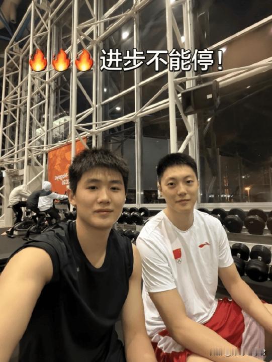 胡明轩真有人缘！在参加名古屋亚运会期间，中国男篮小将李悦洲向球迷们分享了与胡明
