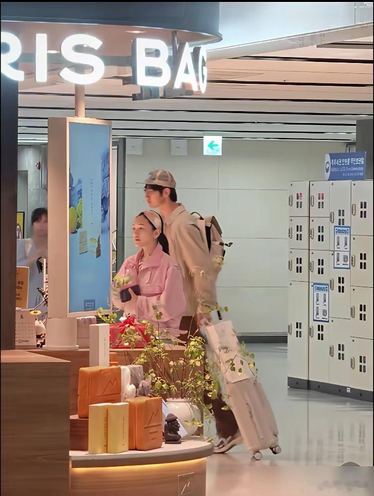 金莎和她的小男友，在济州岛被拍了。素颜，疲惫，显老。没了滤镜，和普通人没差。但这