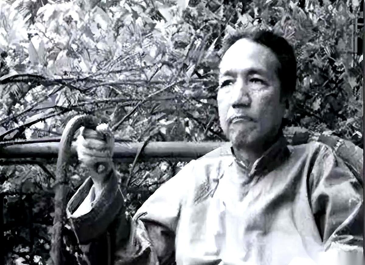 民国大学里，曾有个怪现象。外面，日本人的坦克履带正一寸寸碾过华北的土地。里面，