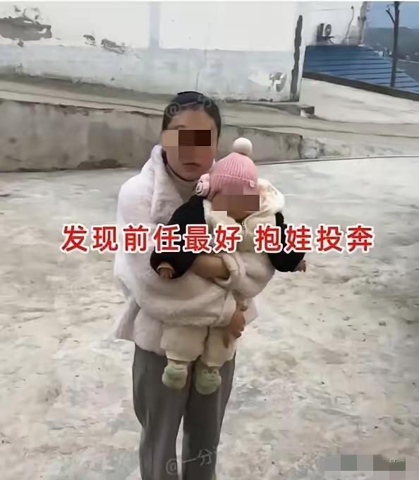 重庆那位抱着孩子的宝妈，寒冬里一次次抬手敲前夫的家门，连敲三次，门内始终死寂，最
