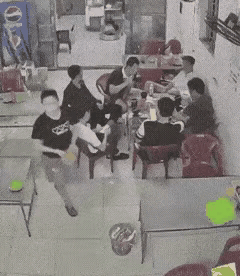 这男的不仅丢了自己的脸，还丢了吃饭的一桌子人的脸。6个男的在饭店吃饭，酒足饭饱