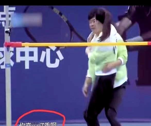 谁还记得2018蒋欣跑男被骂？现在看：她哪是情商低，是被冒犯到躲不开。当年那