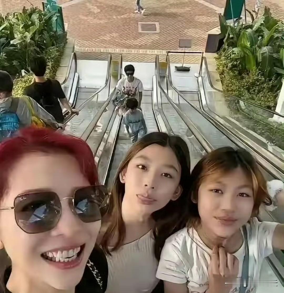 蔡少芬的女儿终于长大蜕变了，五官特别像爸爸张晋，真的是女大十八变，越变越好看！
