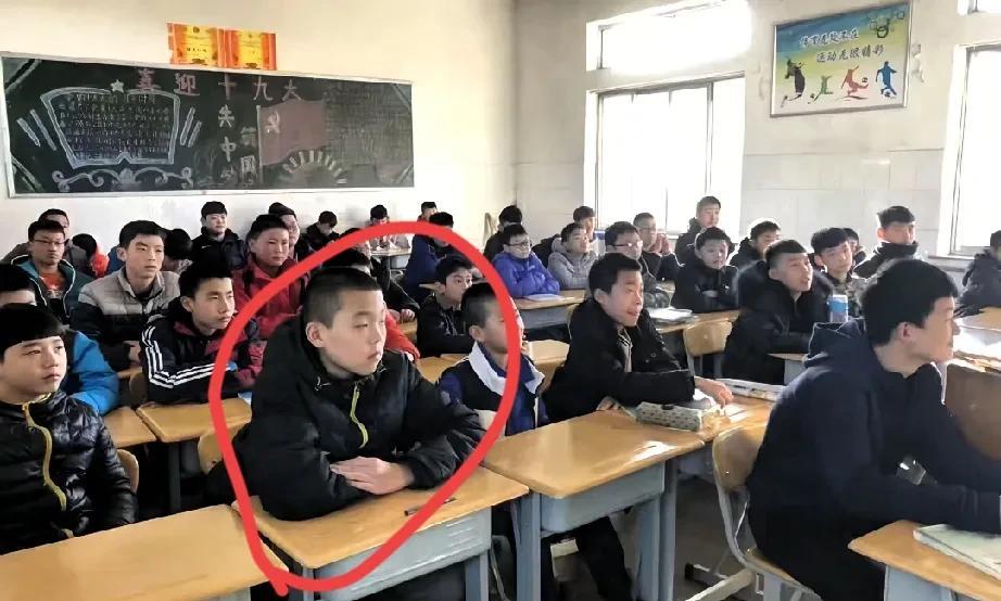 中国男篮小将杨瀚森的小学同学，近日发出一张照片，是杨瀚森在初中教室里听课照片，坐