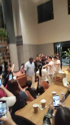 莎莎和早田打完回酒店，眼见在新加坡比赛快要结束，这安保队伍是越缩越小。从原来的前