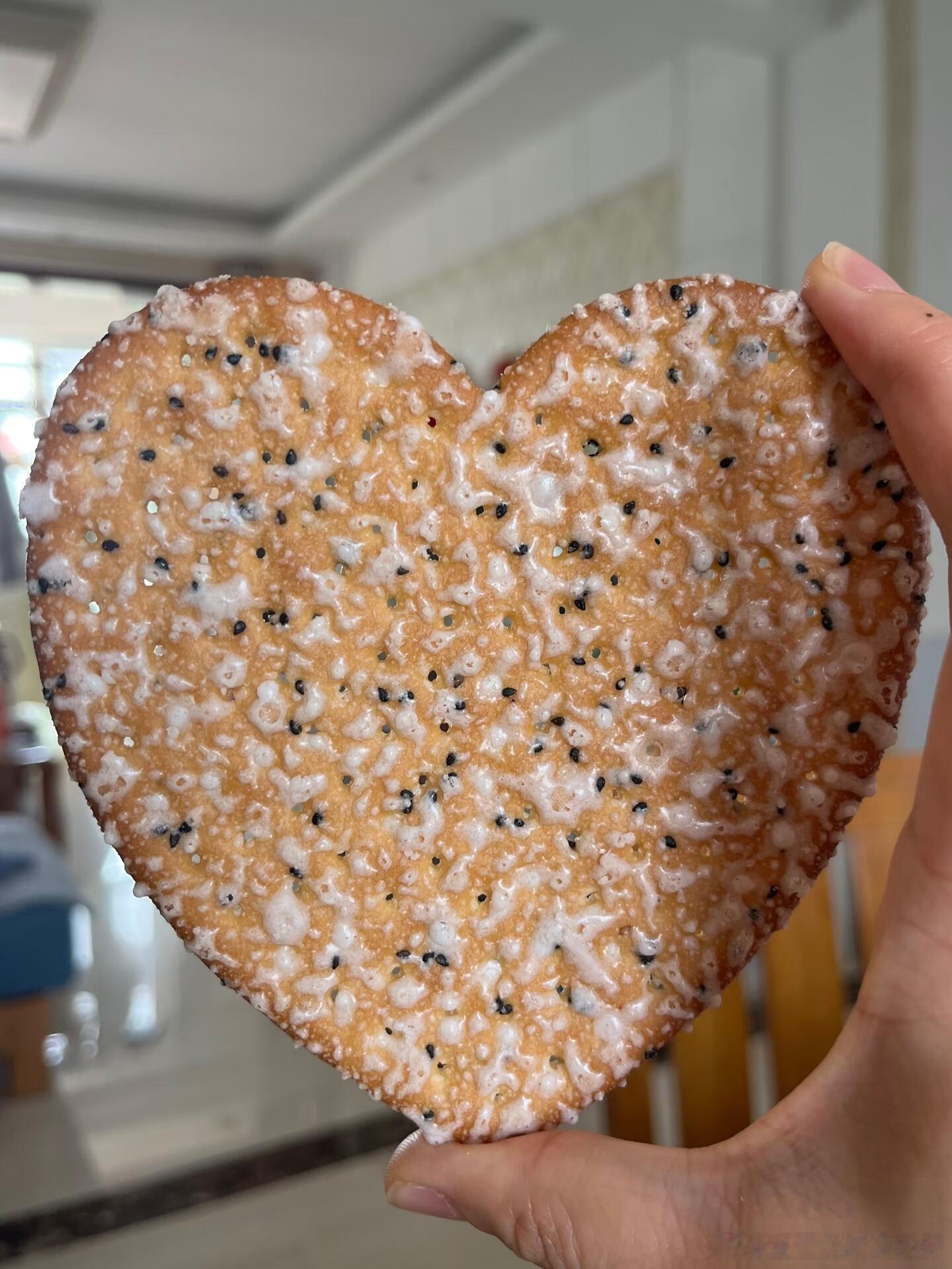 被老式饼干硬控了！老式大饼干，表面有黑芝麻和糖霜，小时候的味道！特别喜欢逛早市、