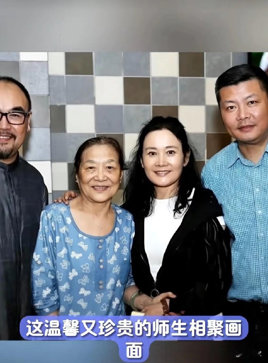 李苒苒的先生是马精武教授吧？北京电影学院资深教师李苒苒（左二），与昔日学生臧金
