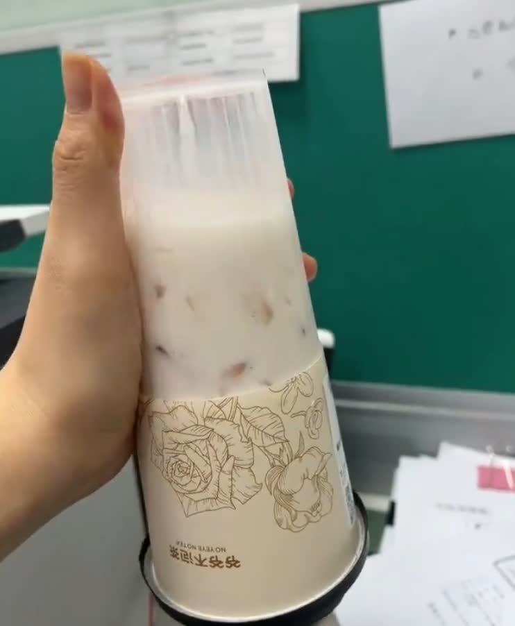 近日，网上一则消息引发了热议。有消费者在爷爷不泡茶购买了17元一杯的奶茶，没拆封