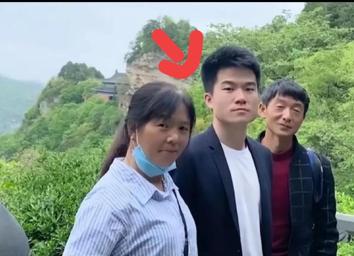 董宇辉这家庭条件，不成材都难！看了董宇辉的成长经历，我才知道，“寒门贵子”的前