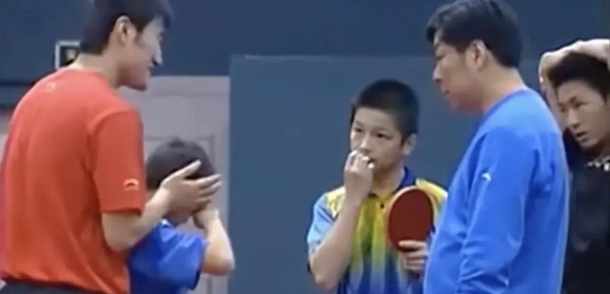 这个视频谁找出来的，樊振东同意了吗？樊振东小时候打球把小伙伴打哭的视