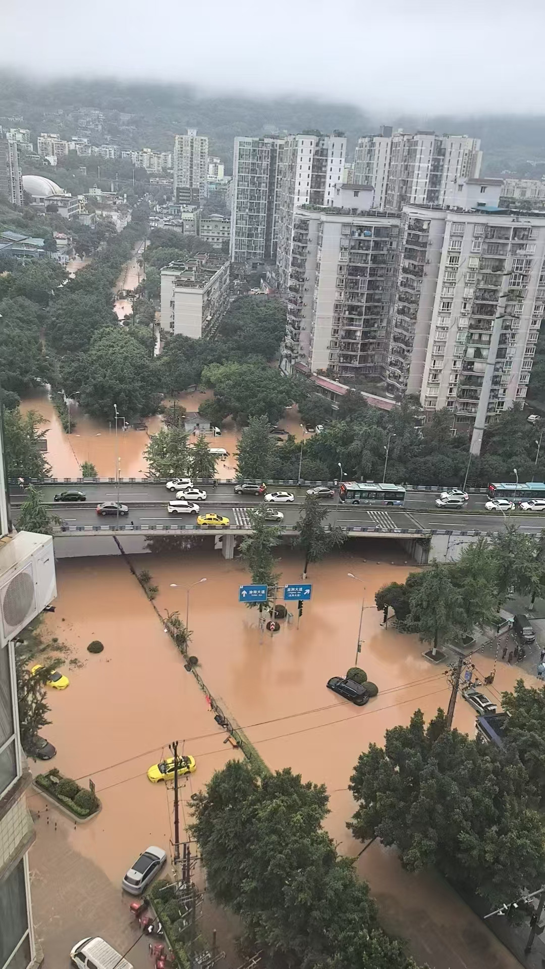 重庆特大暴雨，八公里告急，土桥告急，这片区域的二手车市场发生水涝灾害，提醒大家，
