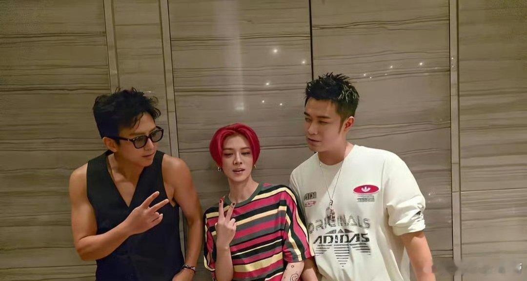 这是鹿晗？咋瘦成这样了，好奇怪？这是经历了什么…