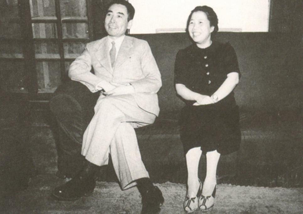 周恩来在兄弟三人中排行老大，老二周恩溥于20世纪40年代去世，老三周恩寿生有三男