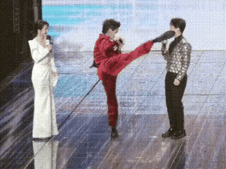 向佐不管是舞台设计还是临时发挥，都不该在大庭广众下做出飞踢主持人的危险动作，主持