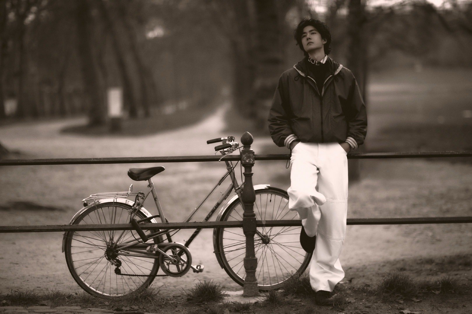 王一博与风同坐王一博待会儿见王一博巴黎时装周出图！湖光掠影与风同坐，待会儿见！期