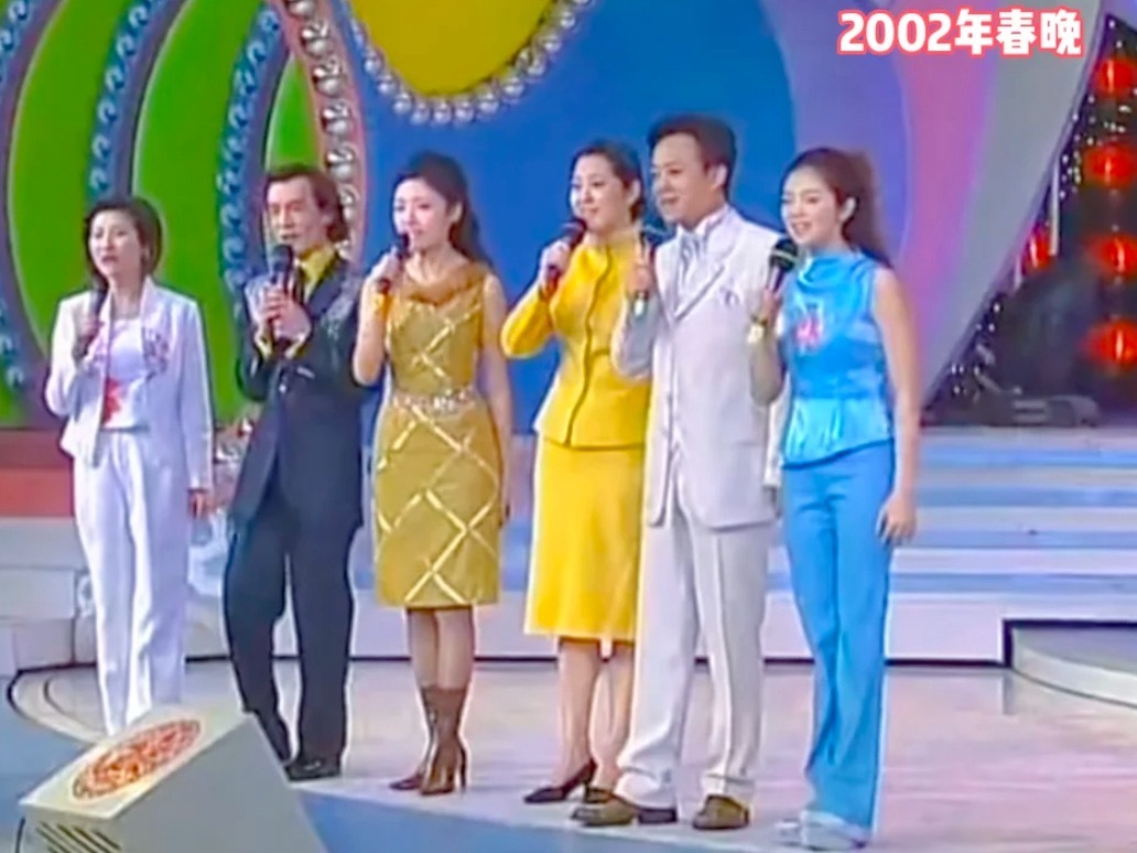 眼前一亮，上上个马年春晚女主持穿裤装心血来潮看了之前的马年春晚，02年的春晚开场