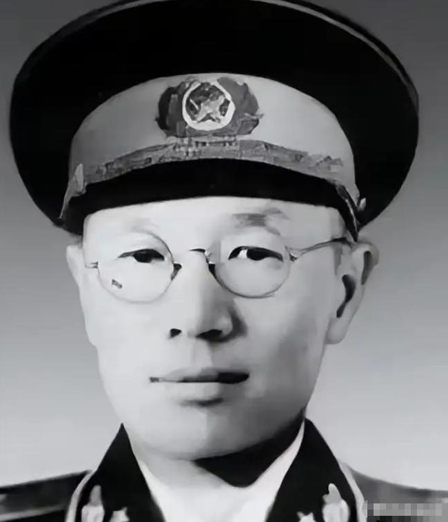 南京保卫战，整个团全部阵亡，只有他一个人从死人堆里爬了出来。蒋介石下令秘密处