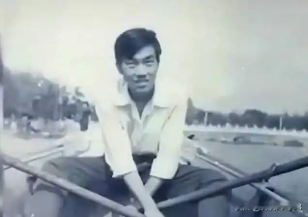 相声演员陈寒柏拜师侯耀文先生之后，侯耀文先生带着他来到侯宝林先生的家中，恰巧遇上