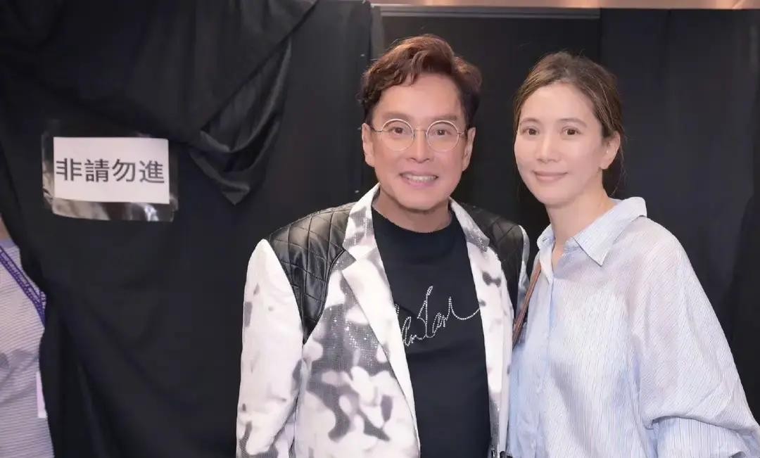 76岁还能连唱带跳开演唱会，谭校长这体能和肺活量真的让人不得不服演唱会后台最近迎来了一位特殊的“大牌