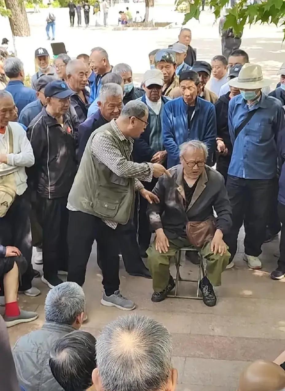 济南英雄山知名人士老杨，原来住在盛福庄。也难为了他每天大老远跑到英雄山了，这距离