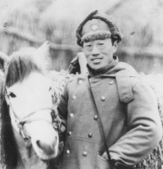 1942年，蒋介石本想秘密处决万毅，却被万毅觉察到，于是，就趁守卫不备逃了出