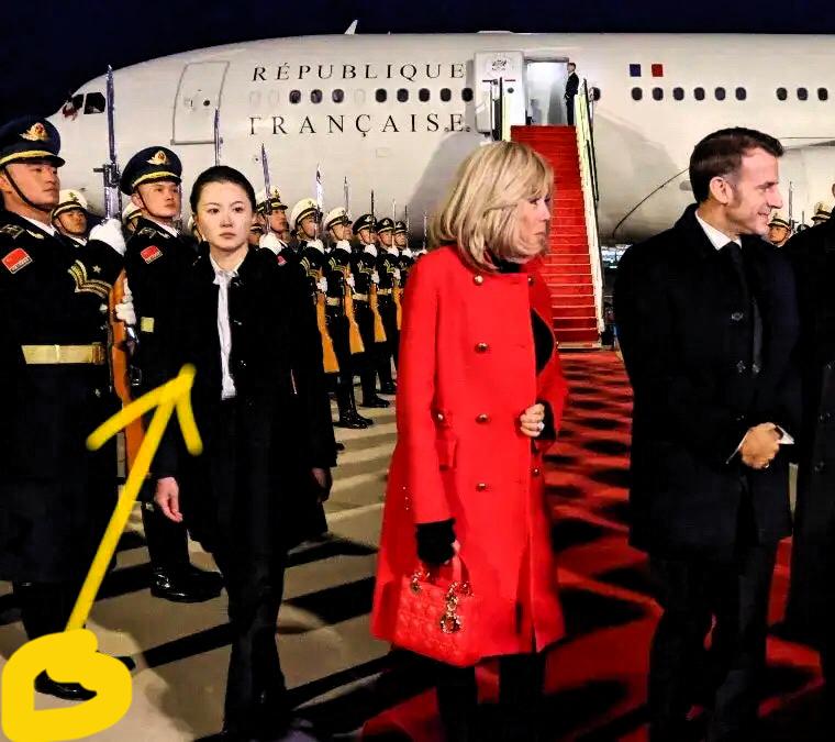 北京零下几度的天。街头安保人员的穿着太亮眼。白衬衣配风衣。看得人忍不住打寒