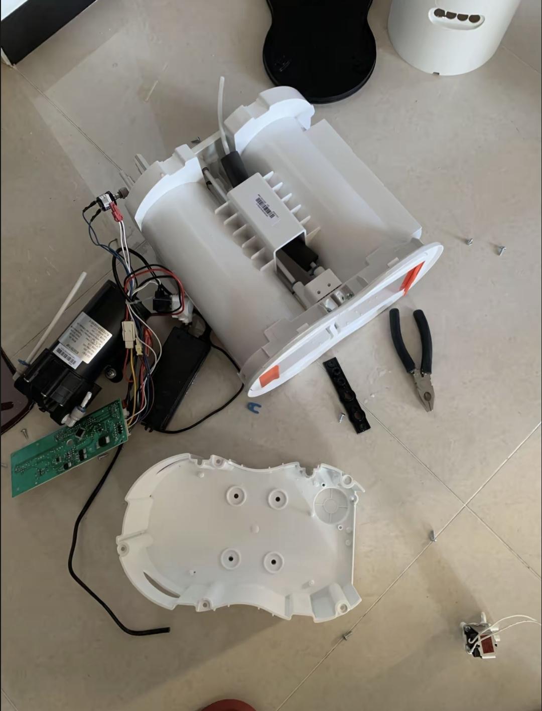 前两天把家里那台用了四年多的净水器拆了。不是坏了，是算完账发现：换一次滤芯够买半