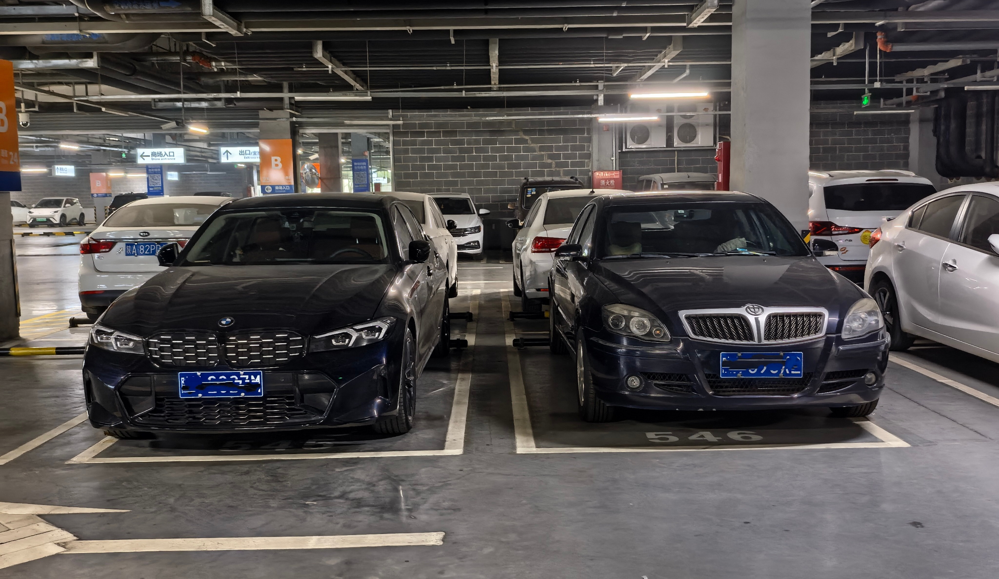 偶遇一辆中华骏捷，还正好停在宝马3系旁边，这双肾算是致敬宝马吗？