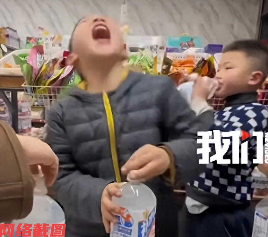 贵州贵阳有三名小孩凑钱买饮料喝，只是让他们没有想到还能遇到好事。原来这三个孩