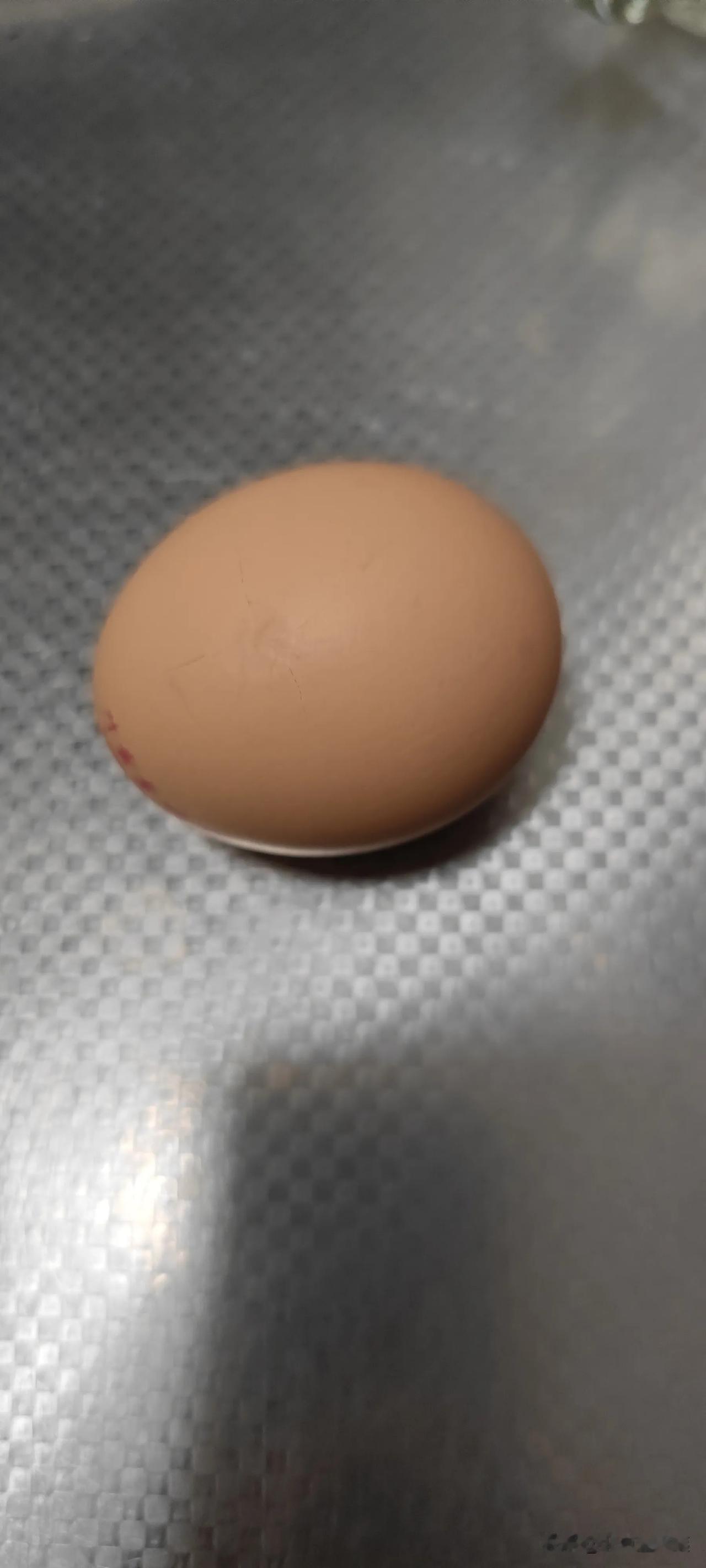 我最近几天都是用保温杯煮鸡蛋的。晚上睡前，把两个鸡蛋放进保温杯，倒满开水，拧紧盖
