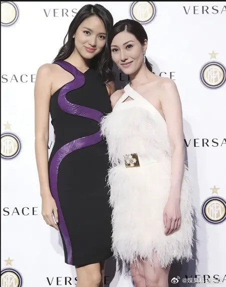 这么对比感觉李嘉欣下巴过长，张梓琳无论从身高、比例，还是面部比例精致度都是完美的