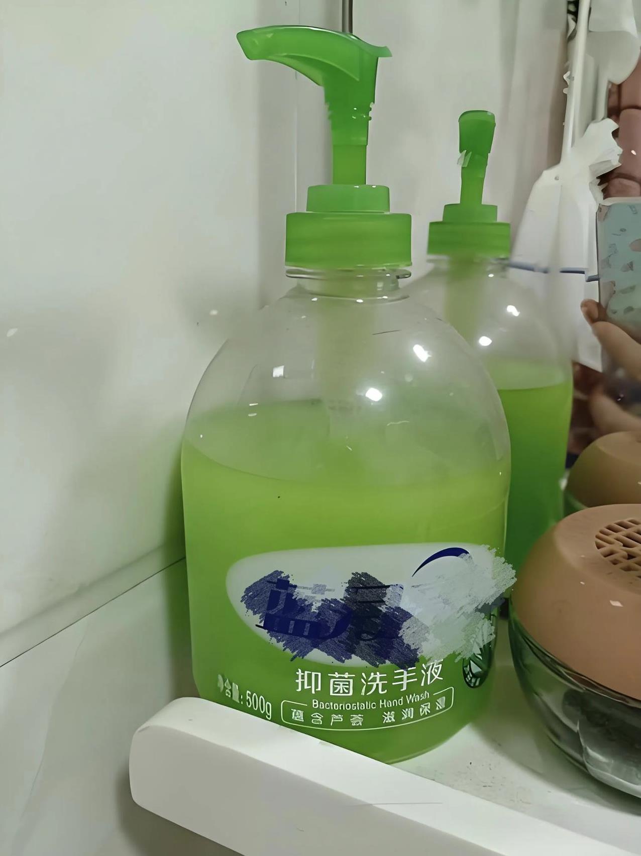 广西玉林，男子做了4年收费员，偷拿公司2瓶洗手液，不到10块，用来洗自己的小车，